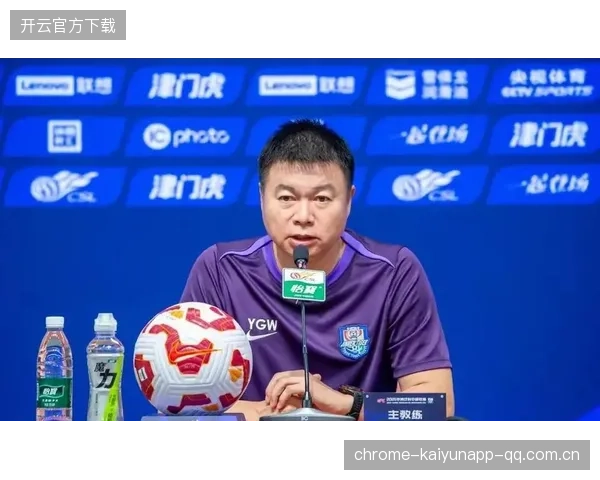 韦世豪红牌下场，于根伟怒砸电视：足球场上与电视屏幕上的“怒火”